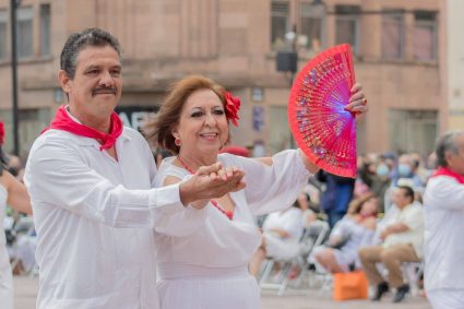 Rinden homenaje al danzón con exposición fotográfica en la Galería Paseo Esmeralda de la Calzada de Guadalupe de San Luis Potosí